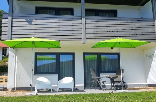 Lam Apartment | BayVista-Appartement mit Terrasse und Bergblick by Interhome