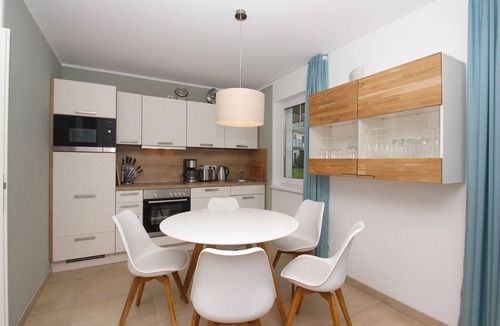 Lobbe Apartment | Beachfront apartment with terrace, use of swimming pool and sauna - Rex Rugia H-1010