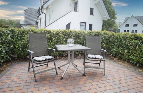 Lobbe Apartment | Beachfront apartment with terrace, use of swimming pool and sauna - Rex Rugia H-1010