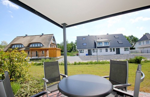 Lobbe Apartment | Beachfront apartment with terrace, use of swimming pool and sauna - Rex Rugia H-1010