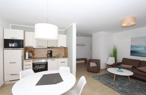 Moenchgut Peninsula Apartment | Beachfront apartment with terrace, use of swimming pool and sauna - Rex Rugia H-1010 -