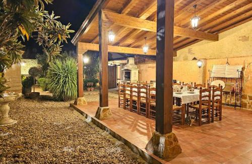 Castronuno House | Beautiful Alamedas, casa rural con jardín y alberca para familias y grupos