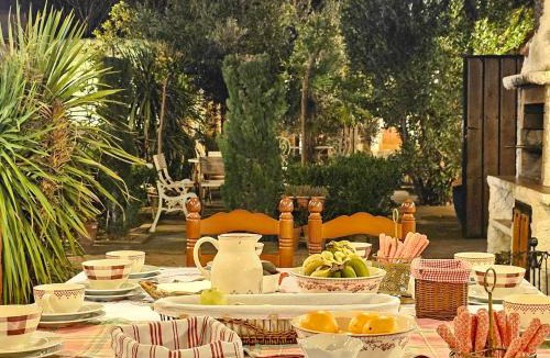 Castronuno House | Beautiful Alamedas, casa rural con jardín y alberca para familias y grupos