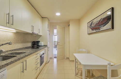 Benahavis Apartment | Beautiful apartment for 6 people with pool, WIFI, A/C, TV, terrace and pets allowed