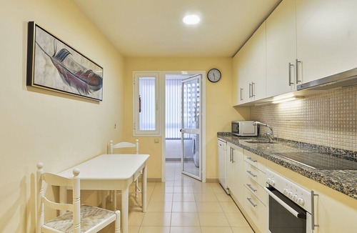 Benahavis Apartment | Beautiful apartment for 6 people with pool, WIFI, A/C, TV, terrace and pets allowed