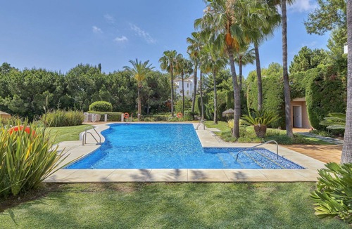 Benahavis Apartment | Beautiful apartment for 6 people with pool, WIFI, A/C, TV, terrace and pets allowed