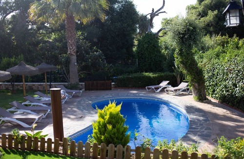 Brena y Marismas de Barbate Natural Park House | Beautiful Villa with Large Garden, Pool, Air Conditioning, Wi-Fi & Parking Available