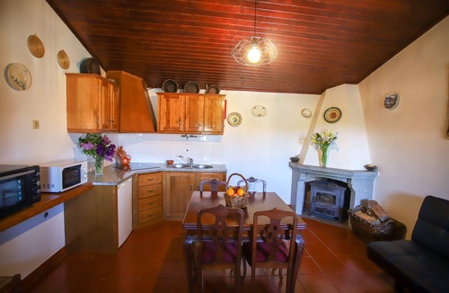 Sortelha Bed & Breakfast | Bed and Breakfast 'Casa Da Lagariça - Sortelha' with Private Garden, Wi-Fi and Air Conditioning