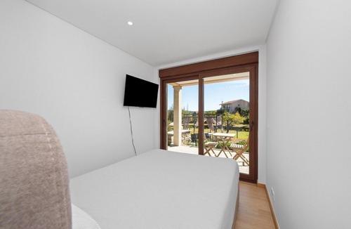 Vila Real Apartment | Bed and Breakfast 'Piso Lua' with Mountain View and Heated Pool