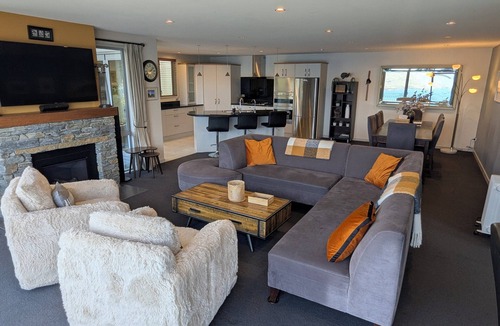 Fernhill House | BELVEDERE-(meaning in Italian PANORAMIC VIEWS) 3 BEDROOM HOUSE IN QUEENSTOWN