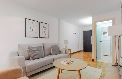 Sant Gervasi Apartment | Blueground | Sant Gervasi, doorman & w/d, nr park