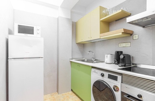Sant Gervasi Apartment | Blueground | Sant Gervasi, doorman & w/d, nr park