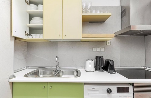 Sant Gervasi Apartment | Blueground | Sant Gervasi, doorman & w/d, nr park