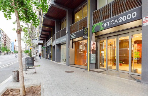 Sant Gervasi Apartment | Blueground | Sant Gervasi, doorman & w/d, nr park