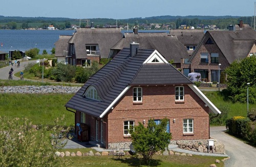 Monchgut-Granitz Apartment | Boddenblick terrace with water view 100m to the marina - Landhaus Gager 100 m