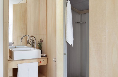 Collado Mediano Hotel | Box art hotel