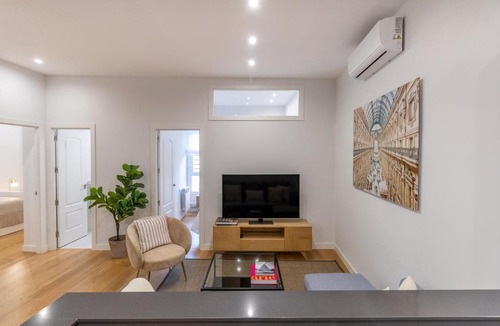 Golden Triangle of Art Apartment | Bright 2-Bed Apartment in Las Letras Madrid