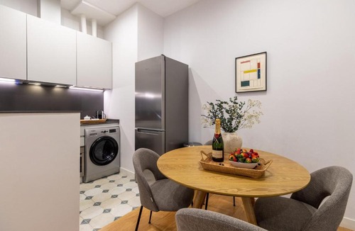 Golden Triangle of Art Apartment | Bright 2-Bed Apartment in Las Letras Madrid