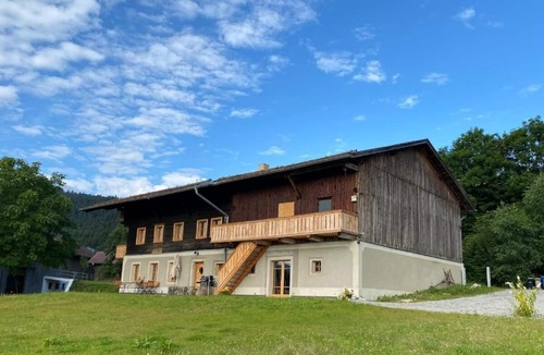 Kollnburg Apartment | Bright and spacious vacation home (260 m²) for up to 9 people with wrap-around balcony