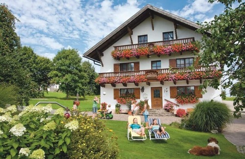 Eschlkam Apartment | Bright apartment (37 sqm) for up to 3 people with a view of the Bavarian Forest mountains