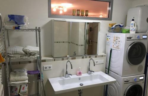 Munchen District Apartment | Bright by Trade Fair ICM 15 min direct to City Center 2-BedRoom full 2-BathRoom, free Parking, Balcony, Family and Business friendly