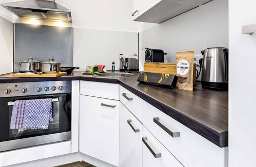 Antonviertel Apartment | ☆BRIGHT: Spacious Studio for 4 | Kitchen | Parking