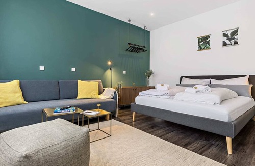 Antonviertel Apartment | ☆BRIGHT: Spacious Studio for 4 | Kitchen | Parking