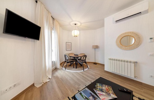 Chamberi Apartment | Bright stylish 1BD apt with 3 balconies-Chamberí