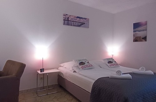 Ruhpolding Apartment | Budget room on the first floor with separate private bathroom (max. 3 people) Room size 22 m²