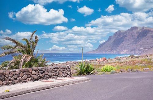 Urbanizacion Famara Apartment | Bungalow Famara - Canary Soul - Ocean views - Beach 2 min By Lanzarote Vacation Homes