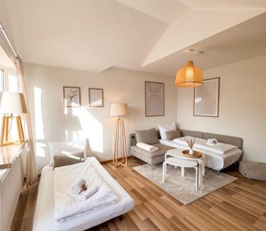 Altotting Apartment | C4S COME4STAY Altötting - 3-Zi Whg I Zentrale Lage I Parkplatz I Balkon I WIFI I SmartTV I 1 Kingsize, 1 Queensize Bett I Office Arbeitsplatz I Wohnbereich mit Couch und Essbereich I voll ausgestattete Küche I Nespresso