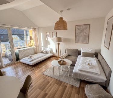 Altotting Apartment | C4S COME4STAY Altötting - 3-Zi Whg I Zentrale Lage I Parkplatz I Balkon I WIFI I SmartTV I 1 Kingsize, 1 Queensize Bett I Office Arbeitsplatz I Wohnbereich mit Couch und Essbereich I voll ausgestattete Küche I Nespresso