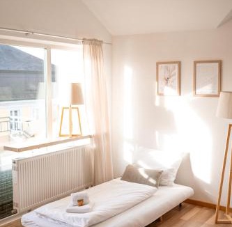 Altotting Apartment | C4S COME4STAY Altötting - 3-Zi Whg I Zentrale Lage I Parkplatz I Balkon I WIFI I SmartTV I 1 Kingsize, 1 Queensize Bett I Office Arbeitsplatz I Wohnbereich mit Couch und Essbereich I voll ausgestattete Küche I Nespresso