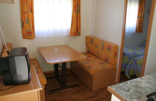 La Puebla de Roda House | Carefully furnished chalet with a covered terrace, in Aragon