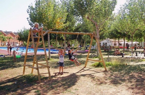La Puebla de Roda House | Carefully furnished chalet with a covered terrace, in Aragon