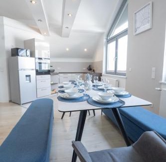 Monikaviertel Apartment | CASA 8070 Exklusive Maisonette-Wohnung 91 qm für Familien, Gruppen, Geschäftsreisende, inklusive Parkplatz, WLAN, Kaffee und Tee, voll ausgestattet für 1 bis 9 Gäste, zentrumsnah, Autobahn A9 Ingolstadt-Süd, Donau, Auwaldsee und Gewerbegebiet