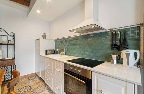 Sant Pere de Ribes House | Casa con patio, piedra y luz natural