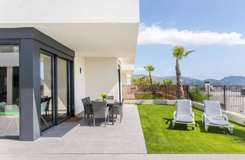 Polop House | Casa con piscina climatizada y vistas al mar