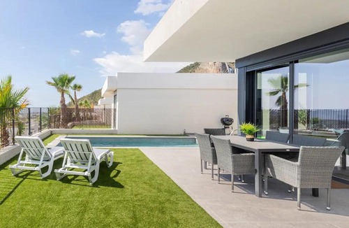 Polop House | Casa con piscina climatizada y vistas al mar