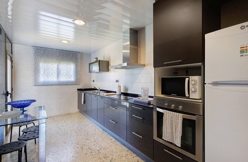 Cubelles House | Casa del Mar Costa Daurada: Private Patio with Barbecue, Wi-Fi, and Air Conditioning