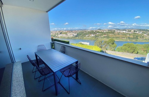 Oliveira do Douro Villa | Casa dos Cubos Douro River House with swimming pool and river views
