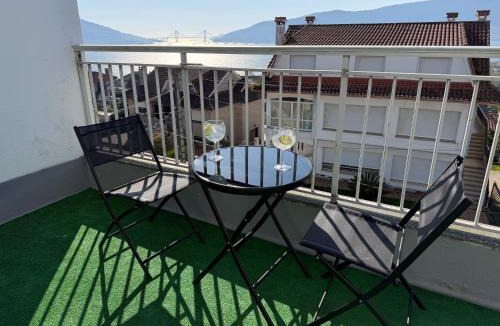 Redondela Apartment | Casa VOL - Piso 2 Terraza con vistas a la Ría, Camino Portugués