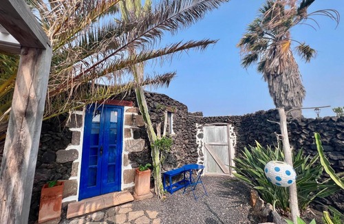 Uga House | Casa Yasmina with Mountain View, Private Garden, and Wi-Fi