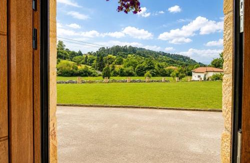 Penagos House | Casona de piedra con jardín cerca de Cabárceno