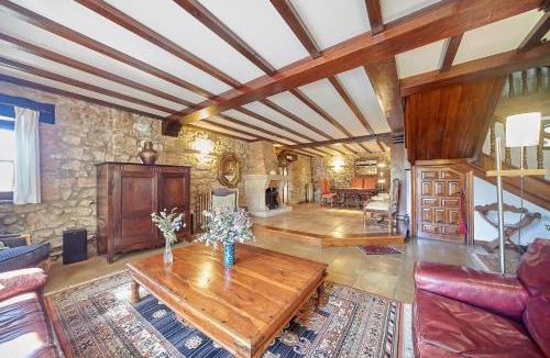 Orena Villa | Casona exclusiva con piscina en la costa de Santillana del Mar