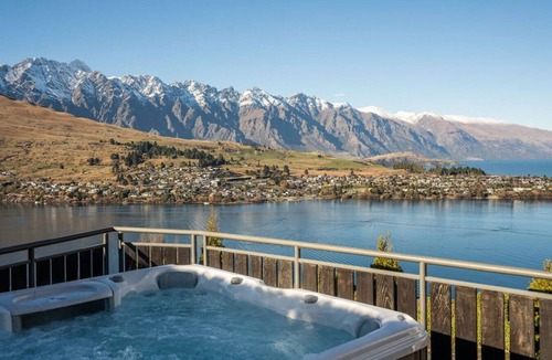 Queenstown City Centre Apartment | Castle Cliff Lodge | Spa Pool + Sauna | Games Room