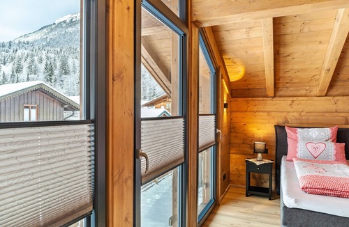 Garmisch-Partenkirchen Ski Chalet | Chalet "Aus Holz" with Mountain View, Private Terraces and Wi-Fi