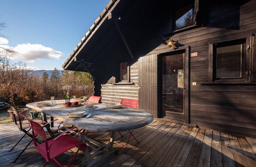 Les Bossons Ski Chalet | Chalet du Glacier Cosy Alpine style, Sleeps 4, Chamonix, France