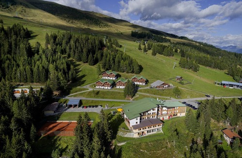 Zettersfeld Ski Resort Apartment | Chalet on Zettersfeld with Dolomite Views