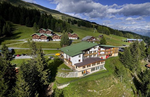 Zettersfeld Ski Resort Apartment | Chalet on Zettersfeld with Dolomite Views